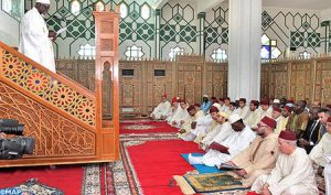 أمير المؤمنين والرئيس الإيفواري يؤديان صلاة الجمعة بالمسجد الكبير لحي ريفيرا كولف بأبيدجان