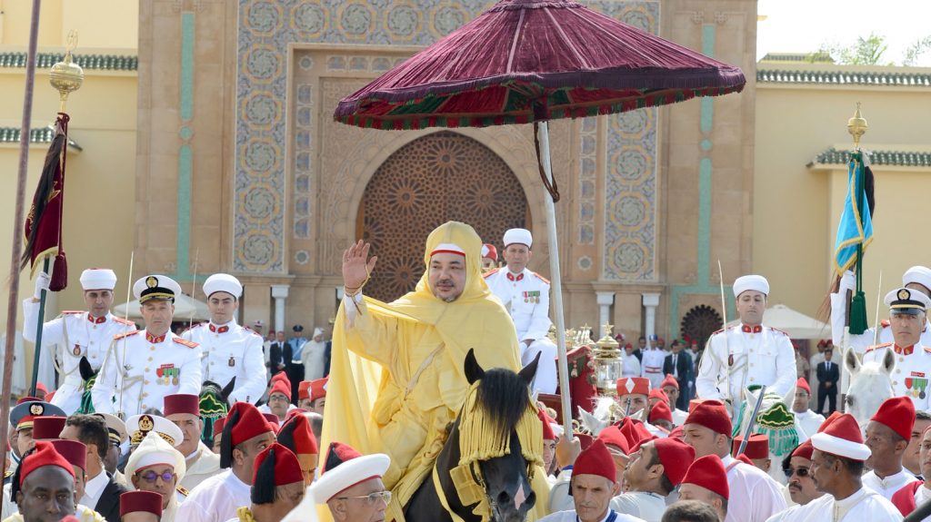أمير المؤمنين، صاحب الجلالة، الملك محمد السادس، نصره اللهيكتب وثيقة البيعة العلماء ويوقعها أعلام الفئات المختلفة في الأمة والمجتمع، وهم الشرفاء والعلماء وشيوخ زوايا التصوف ورؤساء الجيش وأعيان التجار وأمناء أصحاب الحرف.