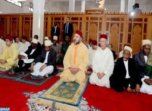 SM le Roi, Amir Al Mouminine, accomplit la prière du vendredi à la mosquée Achoura à Zanzibar