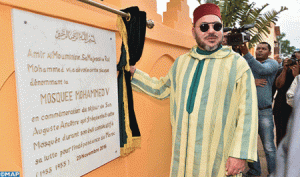 أمير المؤمنين يزور مسجد أنتسيرابي الذي تفضل جلالته فأطلق عليه اسم مسجد "محمد الخامس"