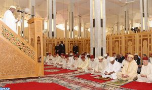 أمير المؤمنين يؤدي رفقة الرئيس المالي صلاة الجمعة بالمسجد الكبير بباماكو