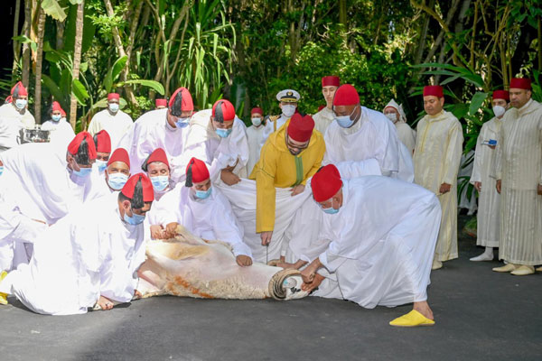 SM le Roi, Amir Al-Mouminine, accomplit la prière de l’Aïd Al-Adha et procède au rituel du sacrifice