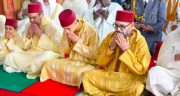 أمير المؤمنين صاحب الجلالة الملك محمد السادس، حفظه الله، يؤدي صلاة عيد الفطر بالمسجد المحمدي بالدار البيضاء ويتقبل التهاني بهذه المناسبة السعيدة