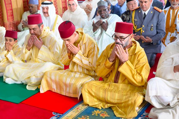 Sa Majesté le Roi Mohammed VI, Amir Al-Mouminine, que Dieu L'assiste accomplit la prière de l'Aïd Al-Fitr et reçoit les vœux en cette heureuse occasion