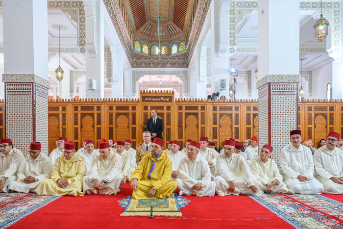 Salé - Sa Majesté le Roi Mohammed VI, Amir Al Mouminine, que Dieu L'assiste, a accompli la prière du vendredi à la mosquée "Al Hadi" à Salé.
