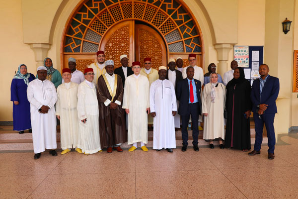 وفد عن مؤسسة محمد السادس للعلماء الأفارقة يؤدي صلاة الجمعة بالمسجد الوطني بكامبالا