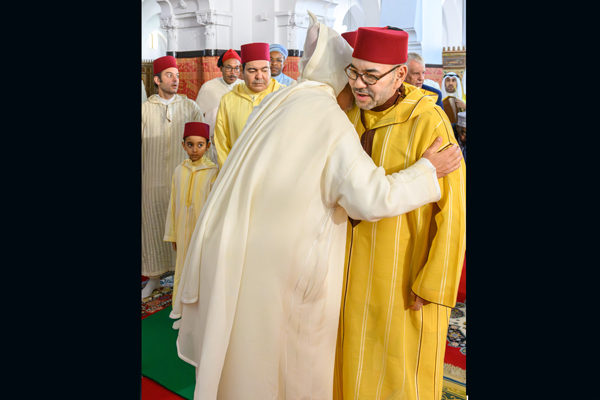 SM le Roi, Amir Al-Mouminine, accomplit la prière de l'Aïd Al-Fitr et reçoit les vœux en cette heureuse occasion