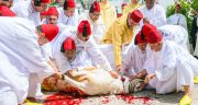 أمير المؤمنين يؤدي صلاة عيد الأضحى المبارك بمسجد الحسن الثاني بتطوان ويتقبل التهاني بهذه المناسبة السعيدة