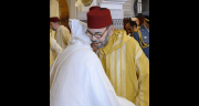 أمير المؤمنين يؤدي صلاة عيد الفطر بمسجد أهل فاس بالرباط ويتقبل التهاني بهذه المناسبة السعيدة