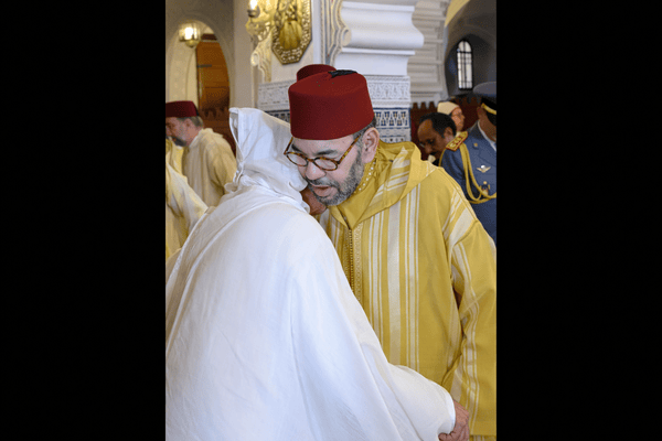 أمير المؤمنين يؤدي صلاة عيد الفطر بمسجد أهل فاس بالرباط ويتقبل التهاني بهذه المناسبة السعيدة