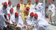 الرباط – أمير المؤمنين يؤدي صلاة عيد الأضحى المبارك بمسجد أهل فاس بالرباط ويتقبل التهاني بهذه المناسبة السعيد
