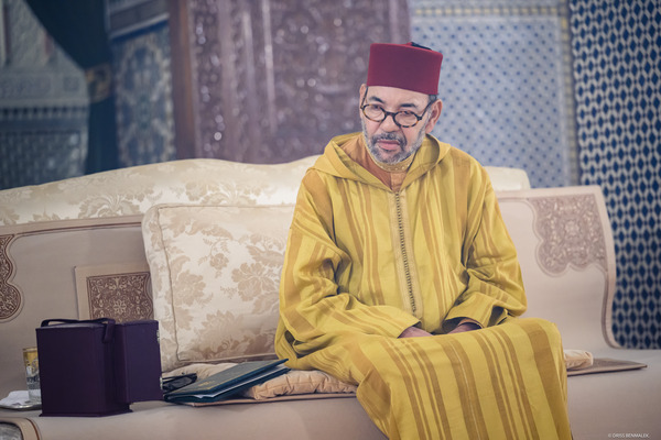 الرباط - ترأس أمير المؤمنين صاحب الجلالة الملك محمد السادس، نصره الله، مرفوقا بصاحب السمو الملكي ولي العهد الأمير مولاي الحسن، وصاحب السمو الملكي الأمير مولاي رشيد، وصاحب السمو الأمير مولاي أحمد، اليوم الإثنين 11 ربيع الأول 1448 هـ الموافق لـ 24 غشت 2026 مـ، بالقصر الملكي بالرباط، حفلا دينيا إحياء لليلة المولد النبوي الشريف.وخلال هذا الحفل الديني، الذي تميز بتلاوة آيات بينات من الذكر الحكيم وإنشاد أمداح نبوية شريفة، ألقى وزير الأوقاف والشؤون الإسلامية، السيد أحمد التوفيق، عرضا بين يدي جلالة الملك، حول التقرير السنوي لحصيلة أنشطة المجلس العلمي الأعلى والمجالس العلمية المحلية.

وقال السيد التوفيق، في كلمته، إن صاحب الجلالة، بصفته أميرا للمؤمنين، كان قد تفضل بمناسبة إحياء ذكرى المولد في العام الماضي، بتوجيه المجلس العلمي الأعلى من أجل القيام بما يليق من التذكير والتنوير، برسم الاحتفال بمرور 15 قرنا على ميلاد الرسول الأكرم، عليه أفضل الصلاة والسلام.

وأوضح السيد التوفيق أن السنة حفلت على امتدادها بمجالس الابتهال والتعليم، "فنسأل الله الحميد المجيد، أن يضيف ما تنزل في تلك المجالس من فيوض الرحمة في سجل مبرات جلالتكم وأن يضاعف بها الأجر في صحيفتكم".

وأكد الوزير أن تعلق الأمة المغربية بالجناب النبوي المنيف له تجليان، تجل سياسي وتجل عاطفي ولكليهما سند شرعي، فأما التجلي السياسي فهو إسناد إمامتهم العظمى للشرفاء من عطرة الرسول عليه أفضل الصلاة وأزكى السلام، وذلك على البيعة لحفظ الأرض والثوابت وضمان التحكيم العادل بين مكونات الأمة.

أما التجلي العاطفي،  يضيف السيد التوفيق، فيتمثل في تبريزهم من بين جميع المسلمين في كل العصور في ذكر المقامات المصطفوية بدءا بكتاب "الشفا" للقاضي عياض ومرورا بكتاب "الدر المنظم" للعزفي، وكلا العالمين من مدينة سبتة، ووصولا إلى كتاب "دلائل الخيرات" للإمام الجزولي، وكان هذا الكتاب شعار المغاربة في تعبئتهم لتحرير المدن المحتلة على المحيط الأطلسي في بداية العصر الحديث.

وتابع الوزير قائلا إن الأمة المغربية المجبولة على اللجوء إلى حمى رسول الله بالاتباع برهانا على المحبة، تشهد اليوم أن علماءها، وهم يستحضرون قوله صلى الله عليه وسلم "ألا هل بلغت"، يعملون ضمن خطة "تسديد التبليغ" على إقناع الناس بكل وضوح وبساطة، بأن التوحيد الذي دار عليه القرآن الكريم وتبليغ النبي الأمين، هو المتمثل في التحرر الخلقي من الأنانية الفردية والجماعية، تحررا يتيسر به الإصلاح العملي للتدين.

إثر ذلك، قدم وزير الأوقاف والشؤون الإسلامية لجلالة الملك، نسخة من كتاب "ذخيرة المحتاج في الصلاة على صاحب اللواء والتاج"، الذي قامت وزارة الأوقاف والشؤون الإسلامية بطبعه ونشره بالاعتماد على عشرات المخطوطات في المكتبات الملكية والعامة والخاصة في المغرب وفي الخارج.

ويأتي هذا النشر عملا بتوجيهات أمير المؤمنين، حفظه الله، الذي دعا في العام الماضي، في رسالة إلى المجلس العلمي الأعلى، إلى إحياء ذكرى مرور خمسة عشر قرنا قمريا على ميلاد الرسول الأكرم عليه أفضل الصلاة وأزكى السلام، على أن يكون ضمن فعاليات هذا الإحياء نشر عناوين من تراث المغاربة في ذكر الصلاة على النبي وما كان لعلماء المغرب فيها من التبريز.

حضر هذا الحفل الديني رئيس الحكومة، ورئيسا غرفتي البرلمان، ومستشارو صاحب الجلالة، وأعضاء الحكومة، ورؤساء الهيئات الدستورية، وكبار ضباط القيادة العليا للقوات المسلحة الملكية، وأعضاء السلك الدبلوماسي الإسلامي المعتمد بالرباط، والعديد من العلماء وشخصيات أخرى مدنية وعسكرية.

ويأتي إحياء أمير المؤمنين صاحب الجلالة الملك محمد السادس، أيده الله، لهذه الليلة المباركة اقتداء بسنة أسلافه المنعمين الذين دأبوا على الاحتفاء بذكرى مولد جدهم المصطفى عليه أزكى الصلاة والسلام، الذي شكل ميلاده مولد أمة كانت وستظل خير أمة أخرجت للناس، تأمر بالمعروف وتنهى عن المنكر، فهو الرسول الأمين خاتم الأنبياء والمرسلين الذي أشرقت بمولده الدنيا وامتلأت نورا وهداية، بفضل ما تضمنته الرسالة المحمدية من ترسيخ لقيم العدل والمساواة والاعتدال والدعوة إلى العمل الصالح والتسامح بين البشر والتعايش بين مختلف الأديان والثقافات، حتى يعم الرخاء والسلم بين الناس أجمعين.
أمير المؤمنين يترأس بالقصر الملكي بالرباط حفلا دينيا إحياء لليلة المولد النبوي الشريف